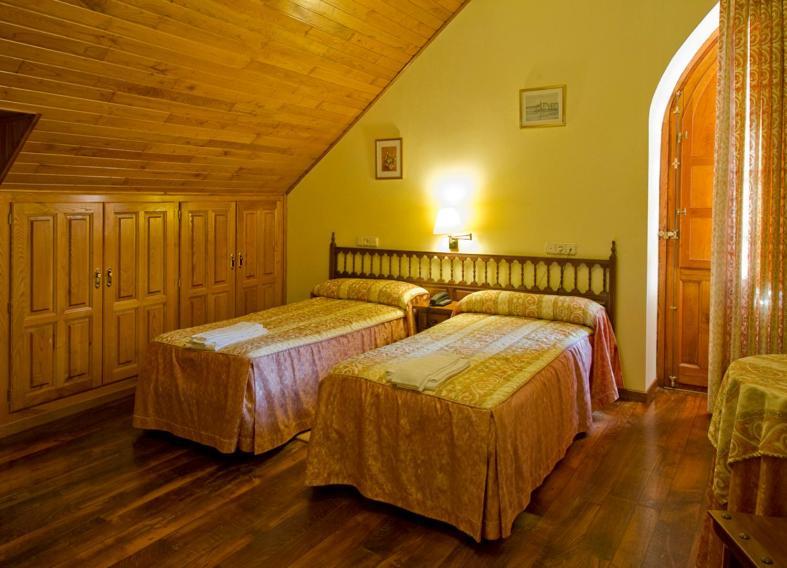 Hotel Restaurante La Casilla Cangas De Narcea Habitación foto